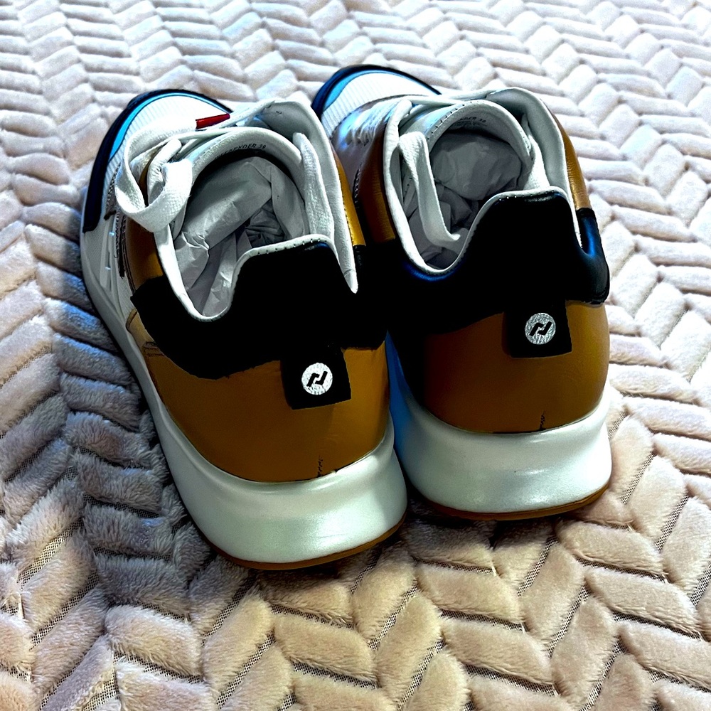 Women’s Rollie Sneaker Size 8/EU 39. ****New in Box*** - Picture 5 of 7